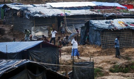 Sejumlah pengungsi Rohingya beraktifitas di Kamp Pengungsian Ukhia, Cox Bazar, Bangladesh, Kamis (28/9). 