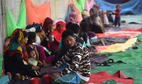 Sejumlah pengungsi Rohingya beristirahat di tempat penampungan sementara di New Delhi.