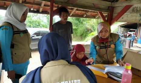 Sejumlah pengungsi terdampak longsor di Kampung Legok Bintinu, Desa Sukamaju, Kecamatan Talegong, Kabupaten Garut, memeriksakan kondisi mereka di pos kesehatan, Kamis (20/2).