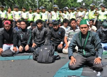 Sejumlah pengunjuk rasa berdoa usai salat hajat di Bundaran Hotel Indonesia (HI), Jakarta, Selasa (27/3). (Republika/Aditya Pradana Putra)