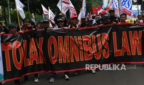 Sejumlah pengunjuk rasa dari sejumlah organisasi buruh melakukan aksi damai menolak Omnibus Law