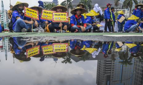 Sejumlah pengunjuk rasa melakukan aksi di kawasan Patung Kuda Arjuna Wiwaha, Jakarta, Senin (12/9/2022). Mereka menolah keputusan pemerintah menaikkan harga Bahan Bakar Minyak (BBM) bersubsidi. 