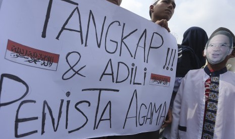 Sejumlah pengunjuk rasa melakukan unjuk rasa di Bundaran Air Mancur (BAM) Masjid Agung Palembang, Sumatera Selatan, Jumat (4/11).