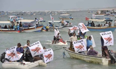 Sejumlah pengunjuk rasa membawa bendera dan berbagai atribut anti reklamasi saat berunjuk rasa di Teluk Benoa, Badung, Bali, Jumat (15/8). (Antara/Nyoman Budhiana).