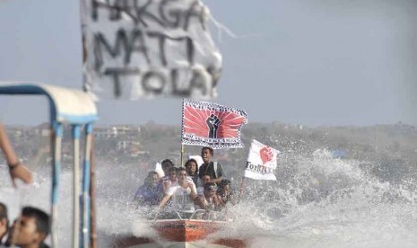 Sejumlah pengunjuk rasa membawa bendera dan berbagai atribut anti reklamasi saat berunjuk rasa di Teluk Benoa, Badung, Bali, Jumat (15/8). (Antara/Nyoman Budhiana).