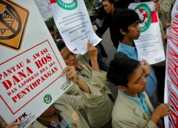 Sejumlah pengunjuk rasa menuntut pemantauan dan pengawasan dana Bantuan Operasional Sekolah (BOS).