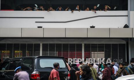 Sejumlah pengunjuk rasa yang menolak UU Cipta Kerja (atas) berada di Gedung Parkir Barang Bukti Ranmor di Polda Metro Jaya, Jakarta, Jumat (9/10/2020). Mereka diamankan petugas Kepolisian karena diduga terlibat kericuhan saat unjuk rasa menolak UU Cipta Kerja pada Kamis (8/10). 