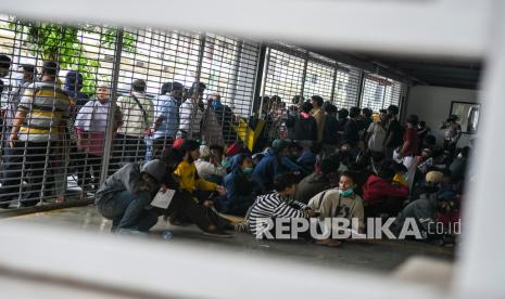 Sejumlah pengunjuk rasa yang menolak UU Cipta Kerja berada di Gedung Parkir Barang Bukti Ranmor di Polda Metro Jaya, Jakarta, Jumat (9/10/2020). Mereka diamankan petugas Kepolisian karena diduga terlibat kericuhan saat unjuk rasa menolak UU Cipta Kerja pada Kamis (8/10). 