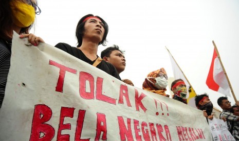 Sejumlah pengunjukrasa dari Aliansi Pemuda dan Mahasiswa Kalimantan Barat (AMKB) menggelar aksi damai Tolak Bela Negara di Bundaran Digulis, Pontianak, Senin (19/10). 