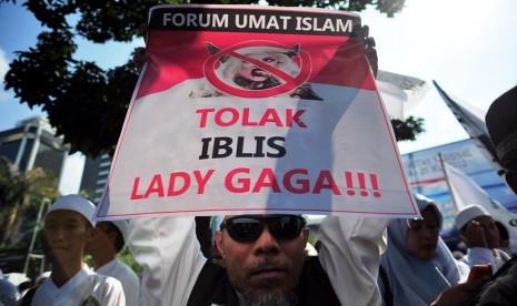  Sejumlah pengunjukrasa dari Forum Umat Islam (FUI) dan Front Pembela Islam (FPI) melakukan aksi menolak konser Lady Gaga di depan Kedubes AS, Jakarta, Jumat (25/5). (Edwin Dwi Putranto/Republika)