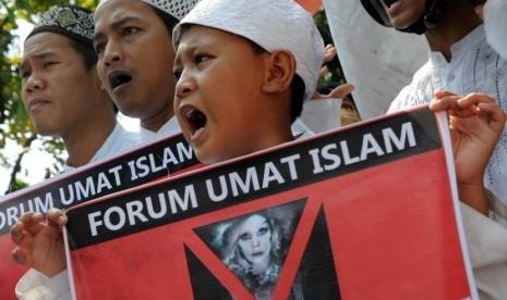  Sejumlah pengunjukrasa dari Forum Umat Islam (FUI) dan Front Pembela Islam (FPI) melakukan aksi menolak konser Lady Gaga di depan kantor MenkoPolhukam, Jakarta, Jumat (25/5). (Prayogi/Republika)