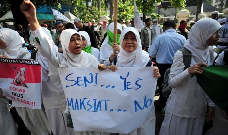  Sejumlah pengunjukrasa dari Forum Umat Islam (FUI) dan Front Pembela Islam (FPI) melakukan aksi menolak konser Lady Gaga di depan Kedubes AS, Jakarta, Jumat (25/5). (Edwin Dwi Putranto/Republika)