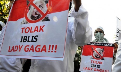 Sejumlah pengunjukrasa dari Forum Umat Islam (FUI) dan Front Pembela Islam (FPI) melakukan aksi menolak konser Lady Gaga di depan kantor MenkoPolhukam, Jakarta, Jumat (25/5). (Prayogi/Republika)