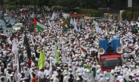  Sejumlah pengunjukrasa dari Front Pembela Islam (FPI), Laskar Pembela Islam (LPI) dan Forum Umat Islam (FUI) menggelar aksi unjuk rasa di Bunderan Hotel Indonesia, sebelum bertolak ke DPRD DKI, Jakarta, Senin (10/11). (Antara/Reno Esnir)