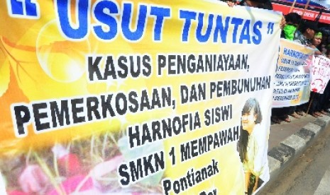   Sejumlah pengunjukrasa dari Kesatuan Aksi Mahasiswa Muslim Indonesia (KAMMI) Kalbar melakukan aksi solidaritas menuntut Polda Kalbar mengusut tuntas kasus pembunuhan Harnoviah Fitriani, di Bundaran Digulis, Pontianak