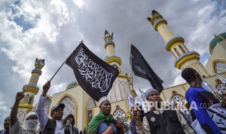 Muslims hold a rally to protest Tawheed flag-burning incident, Mataram, West Nusa Tenggara, on Oct 26.