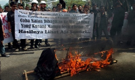 Sejumlah pengunjukrasa yang tergabung dalam LSM Pemantau Kinerja Aparatur Negara (LSM-PENJARA) berunjuk rasa di depan Gedung Sate Bandung, Jawa Barat. Mereka menuntut dibukanya dugaan penyelewengan dana Bansos tahun 2009. 