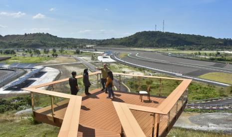 Sejumlah pengunjung berada di bukit 360 Mandalika International Street Circuit di Kawasan Ekonomi Khusus (KEK) Mandalika, Pujut, Praya, Lombok Tengah, NTB, Rabu (11/5/2022). 