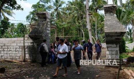 Sejumlah pengunjung berada di gapura pintu masuk komplek Keraton Agung Sejagad Desa Pogung Jurutengah, Bayan, Purworejo, Jawa Tengah, Selasa (14/1/2020).