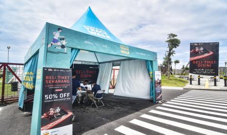 Sejumlah pengunjung berada di gerai offline penjualan tiket WSBK 2022 yang berlokasi di depan Pertamina Mandalika International Street Circuit di KEK Mandalika, Kecamatan Pujut, Praya, Lombok Tengah, NTB, Rabu (26/10/2022). Guna menarik antusiasme penonton WSBK Mandalika pada 11-13 November 2022, MGPA menawarkan diskon 50 persen tiket WSBK untuk empat kategori yaitu tiket kategori kelas festival, regular grandstand zona C, H dan I, premium grandstand zona A dan B serta premium grandstand zona J dan K bagi warga dengan KTP NTB. 