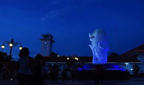 Madiun Izinkan Tempat Wisata dan Hiburan Buka. Sejumlah pengunjung berada di sekitar patung merlion di Taman Sumber Umis Kota Madiun, Jawa Timur.