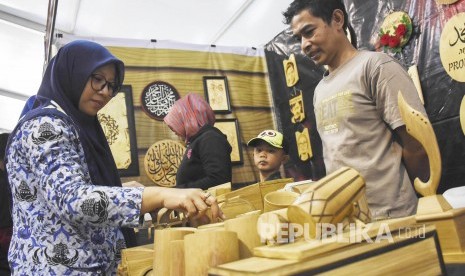 Sejumlah pengunjung berada di stand Bamboo Art Indonesia pada Pameran UMKM di area Komplek Perkantoran Pemda Kabupaten Bandung Barat, Rabu (19/6). 