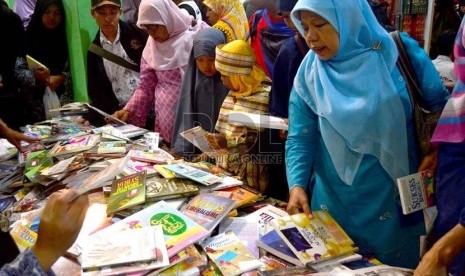  Sejumlah pengunjung berburu buku di pameran Islamic Book Fair (IBF) 2013 di Senayan, Jakarta, Ahad (10/3).  (Republika/Agung Supriyanto)