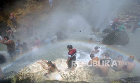 Sejumlah pengunjung berendam di sumber air panas Geyser Cisolok, Kabupaten Sukabumi, Jawa Barat, Ahad (2/1/2022). Lokasi pemandian air panas tersebut menjadi salah satu destinasi wisata favorit untuk mengisi libur tahun baru. 