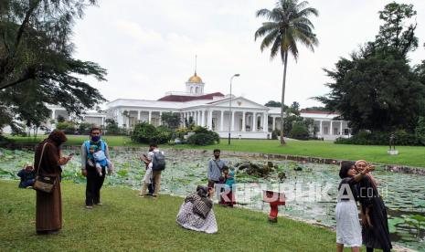 Sejumlah pengunjung berfoto dengan latar belakang Istana Kepresidenan di kawasan Kebun Raya Bogor, Jawa Barat, Ahad (1/11). Satgas Penanganan Covid-19 memaklumi adanya kekecewaan yang disampaikan para pengusaha sektor pariwisata terkait kebijakan pemerintah untuk mengurangi jumlah hari libur akhir tahun 2020. Juru Bicara Pemerintah untuk Penanganan Covid-19 Wiku Adisasmito menjelaskan, rekomendasi untuk mempersingkat atau meniadakan libur akhir tahun justru berdasarkan kepentingan masyarakat. 