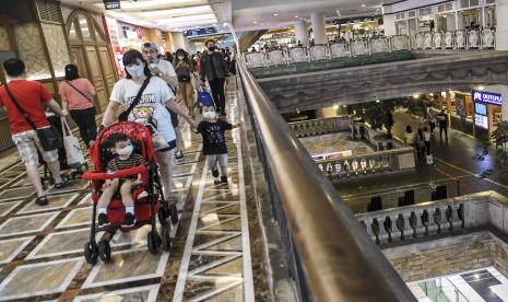 Sejumlah pengunjung berjalan di Mal Grand Indonesia, Jakarta