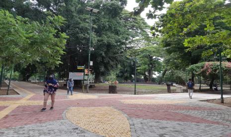 Sejumlah pengunjung berjalan-jalan di kawasan wisata Taman Balekambang Solo. 