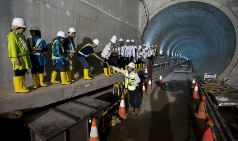 Sejumlah pengunjung berkunjung ke terowongan proyek Mass Rapid Transit (MRT) Stasiun Bundaran Hotel Indonesia di Jakarta, Kamis (26/10). 