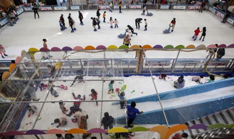 Sejumlah pengunjung bermain di wahana snow playground di Summarecon Mall Serpong, Tangerang, Banten, Ahad (19/6/2022). Tingkat kunjungan di pusat perbelanjaan atau mal di Tangerang Raya, Banten, terus bergerak menggeliat. Hal itu sejalan dengan kondisi pulihnya aktivitas masyarakat setelah melewati masa pandemi dua tahun terakhir.