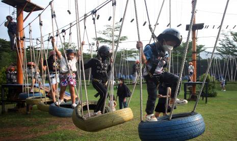 Sejumlah pengunjung bermain Rock and Rope di BSD Xtreme Park, Serpong, Kabupaten Tangerang, Banten. Polresta Tangerang mengamankan lokasi wisata di wilayah itu selama libur lebaran.