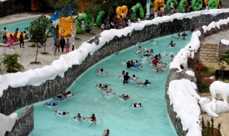  Sejumlah pengunjung bermain wahana air Snowbay saat libur lebaran di Taman Mini Indonesia Indah (TMII), Jakarta.