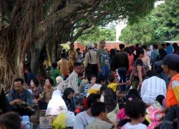 Sejumlah pengunjung bersantai di salah satu sudut Taman Mini Indonesia Indah (TMII), Jakarta.