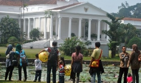 Sejumlah pengunjung berwisata di belakang Istana Bogor dari Kebun Raya Bogor, Rabu (22/8). 