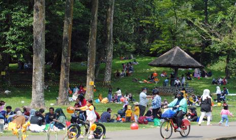 Sejumlah pengunjung berwisata di Kebun Raya Bogor, Jawa Barat, Kamis (5/5/2022). Hingga saat ini, ada 45 kebun raya di Indonesia dan beberapa di antaranya dikelola BRIN.