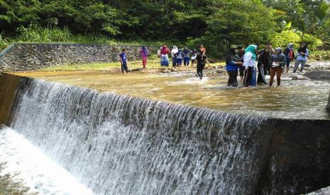 Sejumlah pengunjung di salah satu desa wisata Sleman sedang menikmati momen wisata.