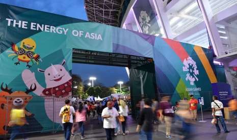 Sejumlah pengunjung hilir mudik di kawasan Asian Games 2018 di Komplek Olahraga Gelora Bung Karno, Senayan, Jakarta, Sabtu (1/9). Perhelatan Asian Games 2018 yang merupakan pesta olahraga terbesar di benua Asia tersebut akan mencapai penghujungnya dengan digelarnya Upacara Penutupan pada Minggu (2/9) di Stadion Utama GBK Senayan, Jakarta. 