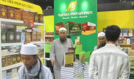 sejumlah pengunjung ibf 2015 tengah menyaksikan buku-buku di stan Pustaka Imam Syafiie