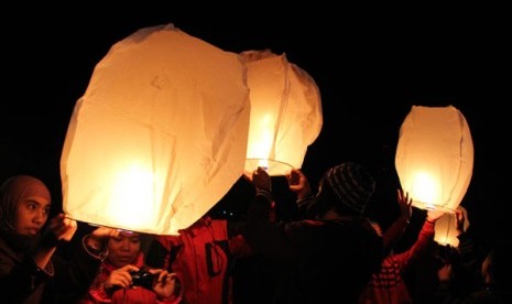 Sejumlah pengunjung melepaskan ratusan lampion di Kompleks Candi Arjuna, Desa Dieng Kulon Kecamatan Batur Kabupaten Banjarnegara, Jawa Tengah. Pelepasan lampion tersebut sebagai rangkaian acara Dieng Culture Festival (DFC) IV yang berlangsung 29-30 Juni 20