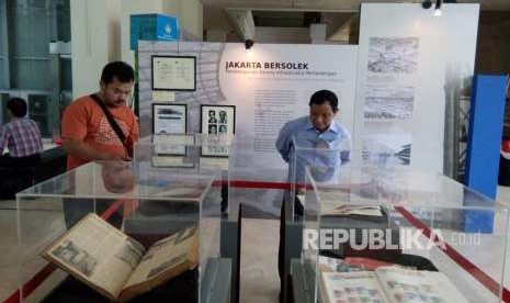 Sejumlah pengunjung melihat beragam koleksi Pameran Sejarah Asian Games di Museum Nasional, Jakarta Pusat, Ahad (19/8).