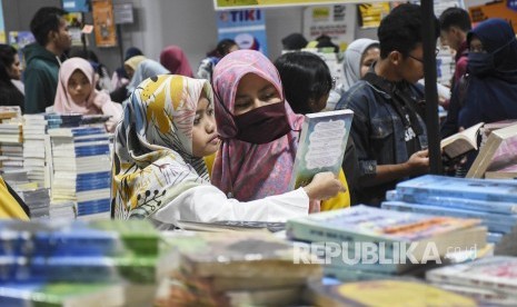 Sejumlah pengunjung melihat buku di area bazar buku Big Bad Wolf (BBW) di Mason Pine Hotel, Kota Baru Parahyangan, Kabupaten Bandung Barat, Jumat (28/6). 