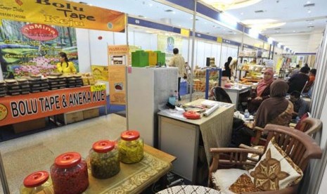 Sejumlah pengunjung melihat-lihat makanan dan minuman produksi usaha kecil dan menengah (UKM) saat pameran Koperasi dan UKM Makanan, Minuman, dan Kemasan 2012 di Gedung SME Tower, Jakarta, Rabu (3/10).