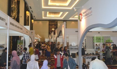 Sejumlah pengunjung melihat produk unggulan yang dipamerkan di Pameran Produk Indonesia (PPI) di Bandung, Jabar, Ahad (29/9).