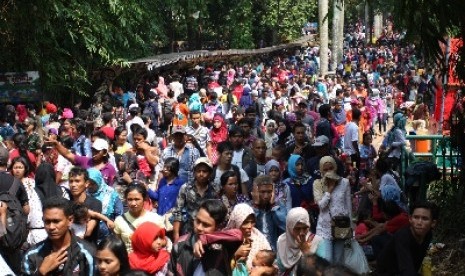 Sejumlah pengunjung memadati tempat wisata Kebun Binatang Ragunan ketika berlibur di Kebun Binatang Ragunan, Jakarta Selatan