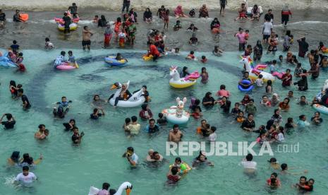 Sejumlah pengunjung memadati wahana permainan air di Ampera Water Park, Ciawi, Kabupaten Tasikmalaya, Jawa Barat, Ahad (16/5/2021). Pada H+3 libur Lebaran kunjungan wisata yang menyediakan air panas alami itu masih ramai, pengelola membatasi jumlah kapasitas pengunjung agar tidak terjadi kerumunan. 