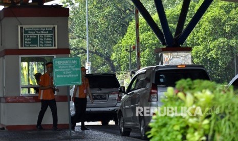  Sejumlah pengunjung memasuki kawasan wisata Taman Impian Jaya Ancol, Jakarta