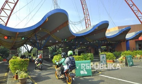 Sejumlah pengunjung memasuki kawasan wisata Taman Impian Jaya Ancol, Jakarta (ilustrasi)